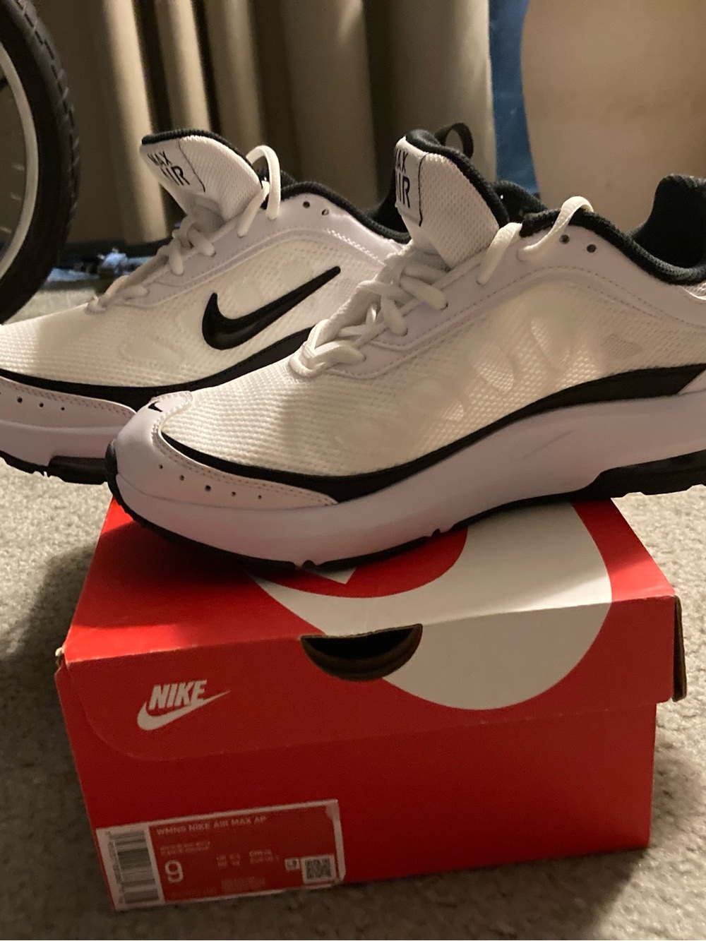 Women’s size 9 Nike Airmax sneakers